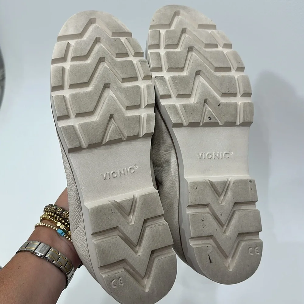 Vionic Cynthia cream color Slip on loafers size 9.5